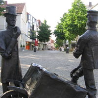 Bild vergrern: Das Bild zeigt das Denkmal der Tabakfabrikanten Tnnies Wellensiek und August Steinmeier und die Fugngerzone Bahnhofstrae.