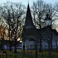 Bild vergrern: Das Bild zeigt die Laurentiuskirche im Sonnenuntergang.
