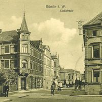 Bild vergrern: Das Bild zeigt eine historische Stadtansicht der Eschstrae im Kreuzungsbereich Bismarckstrae und Kaiser-Wilhelm-Strae.