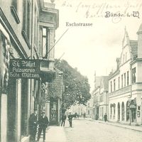 Bild vergrern: Das Bild zeigt eine historische Stadtansicht der Eschstrae im Bereich zwischen Kaiser-Wilhelm-Strae und Bahnhofstrae.