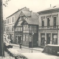 Bild vergrern: Das Bild zeigt eine historische Stadtansicht der Bahnhofstrae im Bereich zwischen Nordring und Museumsplatz.