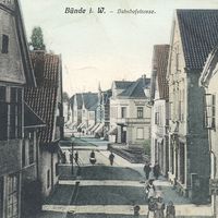 Bild vergrern: Das Bild zeigt eine historische Stadtansicht der Bahnhofstrae im Bereich  Nordring mit blick Richtung Bolldammbrcke.