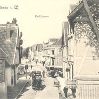 Bild vergrern: Das Bild zeigt eine historische Stadtansicht der Bahnhofstrae im Bereich Nordring mit Blick Richtung Bolldammbrcke um 1900.