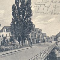 Bild vergrern: Das Bild zeigt eine historische Stadtansicht der Bahnhofstrae im Bereich Bolldammbrcke.