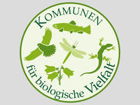 Bild vergrern: Das Bild zeigt das Logo Bndnis Kommunen fr biologische Vielfalt. Bnde ist Mitglied beim Bndnis.
