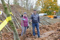 Bild vergrern: Das Foto zeigt die stdtische Mitarbeiterin Sabine Fipp und Baubetriebshofleiter Markus Mattern bei der Ausgabe der bestellten Bume.