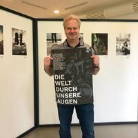 Bild vergrern: Das Foto zeigt Gordon Thye mit dem Plakat fr seine Ausstellung im Museum Bnde.