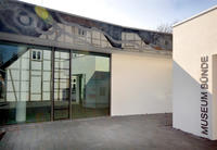 Bild vergrern: Das Bild zeigt den Eingangsbereich zur Museumsinsel Bnde.